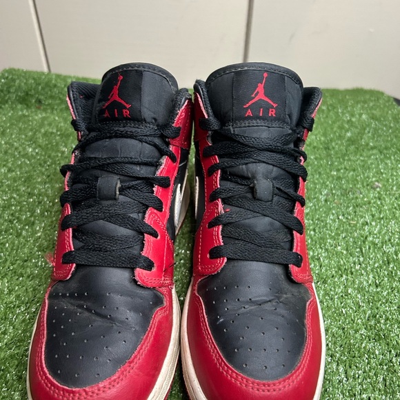 Size 6Y- Jordan 1 Mid
Gym Red Black White (2024) GS - Picture 4 of 6
